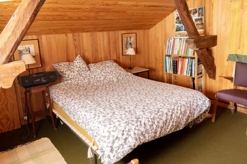 Chambre double avec étagères de BD