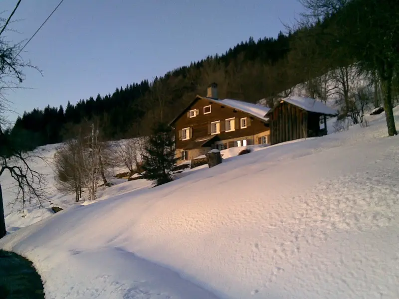 Façade de la maison en hiver