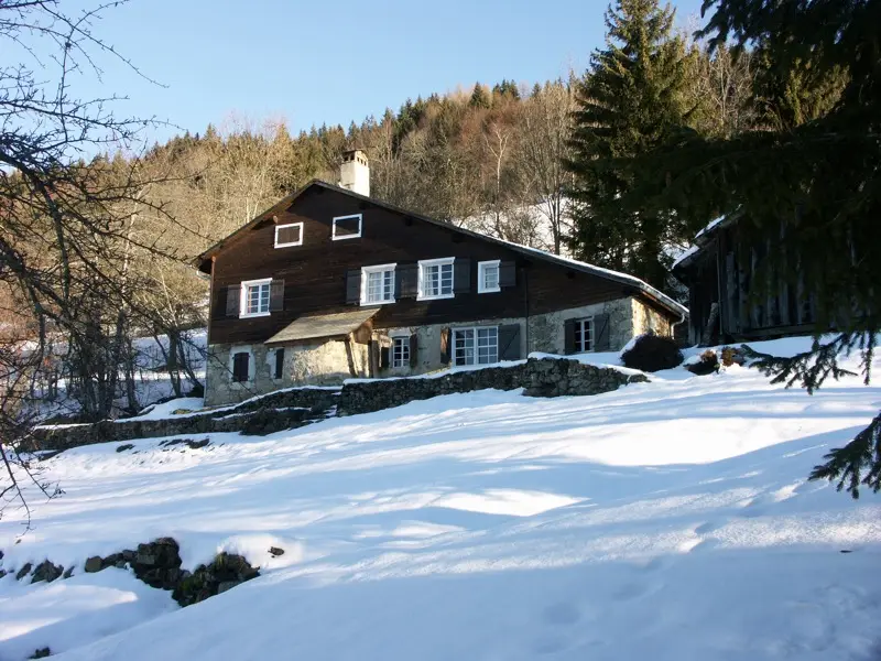 Le Pressoir, maison savoyarde sous la neige au soleil