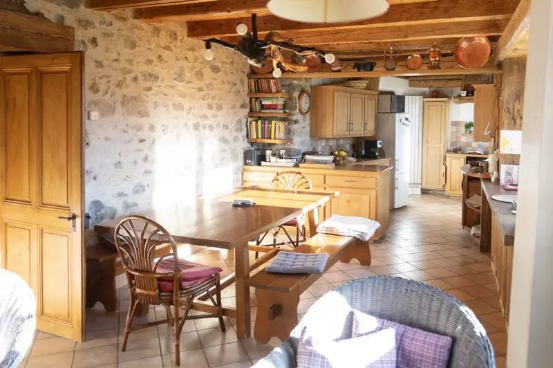 Salle à manger avec table pour 10 personnes