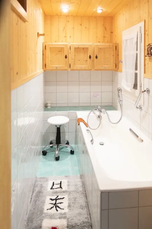 Salle de bain avec baignoire